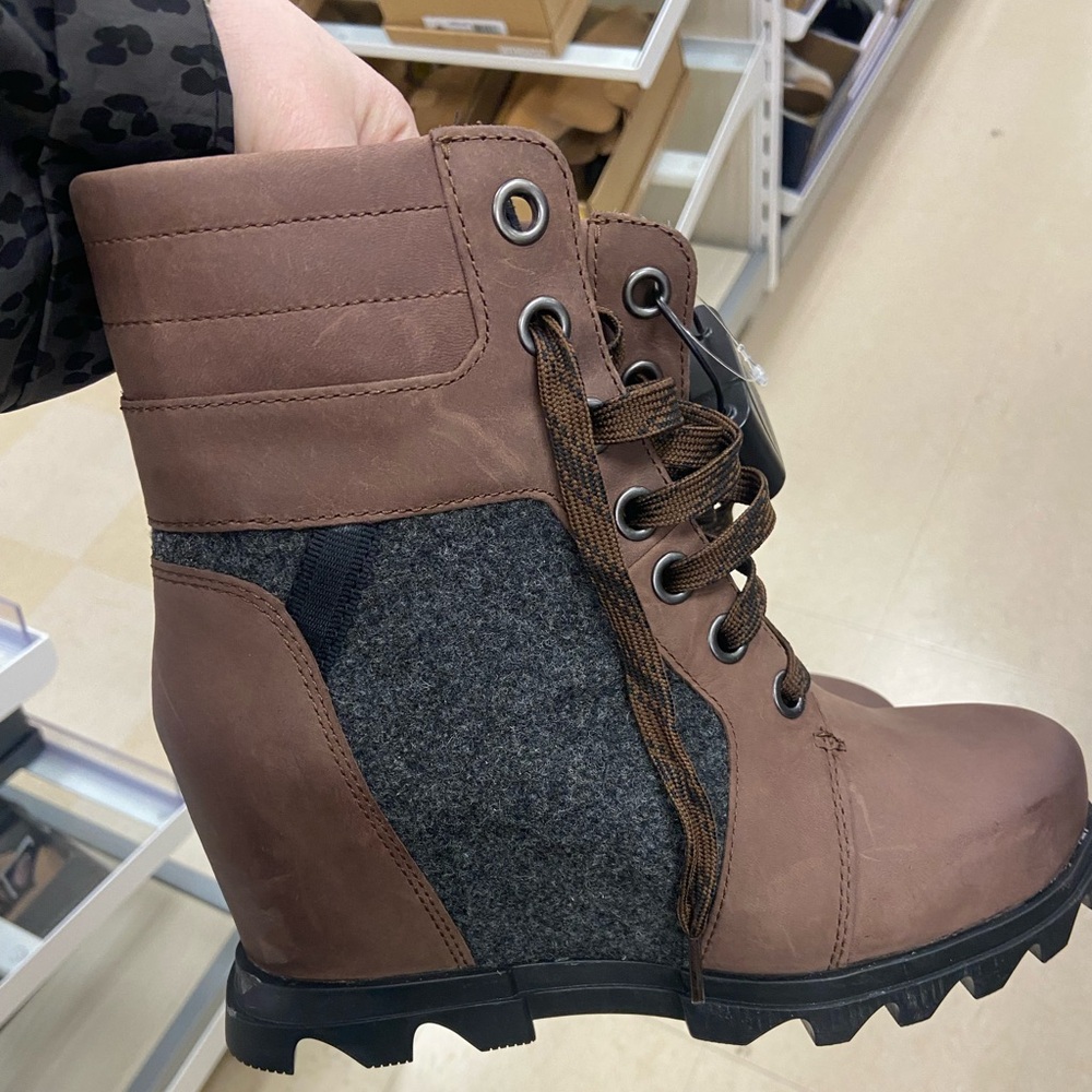 Sorel joan of the arctic wedge Lexie size 9